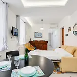 Pra\' Modern & Cozy Apartment