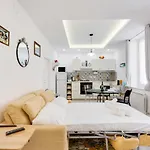 Pra\' Modern & Cozy Apartment